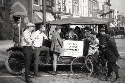 a-crowd-gathers-around-the-first-car-radio-in-nyc-1923