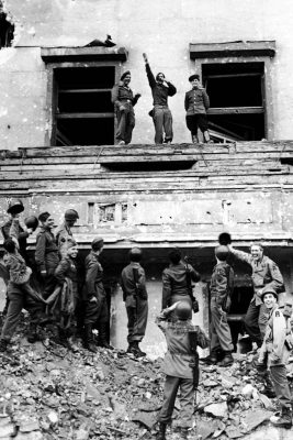 allied-soldiers-mocking-hitler-from-a-balcony-at-the-reich-chancellery-after-germanys-defeat-%e0%b9%81%e0%b8%9b