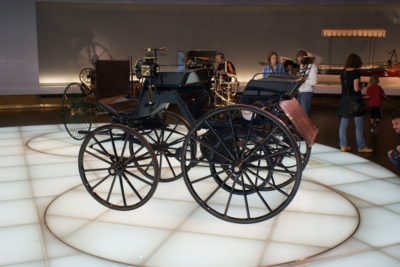The Legends of Automobile : ตอนที่ 12 รถยนต์แบบ 4 ล้อติดเครื่องสันดาปภายในคันแรกของโลกผลงานของเดมเลอร์กับเมย์บัค