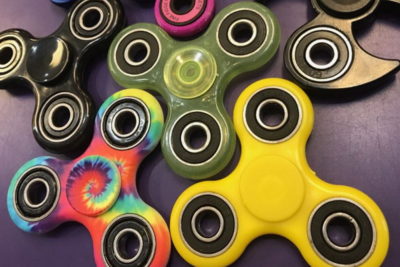 “Fidget Spinner” ตัวหมุนสำหรับคนมือว่างอยากสร้างสมาธิ ของเล่นใหม่สุดฮิตในอเมริกา!