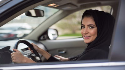 กษัตริย์ซัลมานแห่งซาอุดีอาระเบียอนุญาตให้ผู้หญิงขับรถถูกต้องตามกฎหมายเป็นประเทศสุดท้ายในโลก