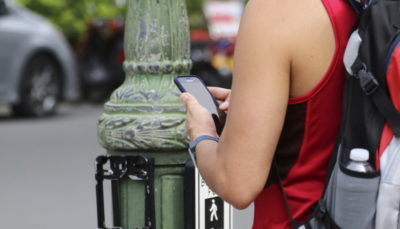 “ฮาวาย” เริ่มบังคับใช้กฎหมายปรับเงินคนจ้องจอโทรศัพท์มือถือขณะข้ามถนน