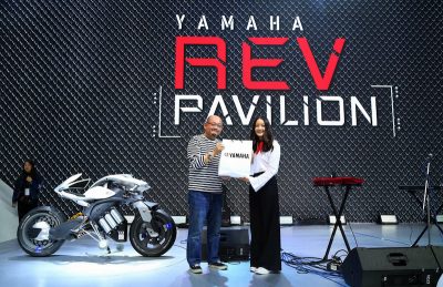 ยามาฮ่า ให้การต้อนรับนักร้องสาวเสียงใส อิ๊งค์ วรันธร พร้อมโชว์มินิคอนเสิร์ตที่บูธ Yamaha Rev Pavilion
