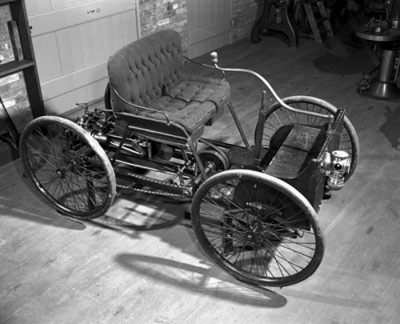 สัปดาห์นี้ในอดีต : 31 พฤษภาคม-6 มิถุนายน-เฮนรี่ ฟอร์ดได้ทำการทดสอบขับจักรยานที่มี 4 ล้อเป็นครั้งแรก ซึ่งเป็นรถจักรยานคันแรกที่เขาได้ออกแบบและผลิตขึ้น ซึ่งต่อมารถจักรยาน 4 ล้อได้รับการพัฒนาเป็นรถยนต์