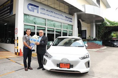 ดร.ปราจิน เอี่ยมลำเนา รับมอบรถยนต์ไฟฟ้า Hyundai IONIQ เป็นรายแรก