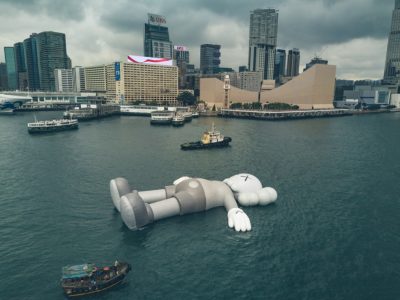 ชิลรับหน้าร้อนกับ KAWS:HOLIDAY ที่อ่าววิคตอเรีย ฮ่องกง เผยโฉมประติมากรรมไซส์ยักษ์ยาว 37 เมตร ของหุ่นคาแรคเตอร์สุดแนว COMPANION งานมาสเตอร์พีซแนวนอนที่ใหญ่ที่สุดของ KAWS ในเทศกาล Hong Kong Arts Month ถึง 31 มีนานี้