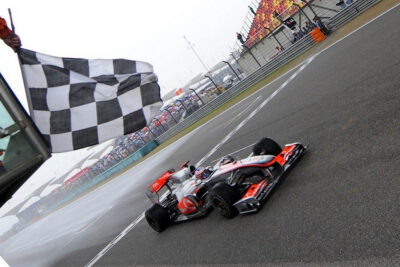 2010 CHINESE GRAND PRIX (Round 4) – McLarenเรียงแถวผ่านธงตราหมากรุกอันดับ 1-2