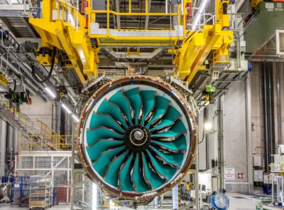 โรลส์-รอยซ์เริ่มผลิตใบพัดเครื่องบินขนาดใหญ่ที่สุดในโลก ทำจากวัสดุคอมโพสิต เพื่อใช้กับเครื่องยนต์ UltraFan® รุ่นถัดไป